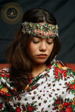 Frontal jewel + "free earring"