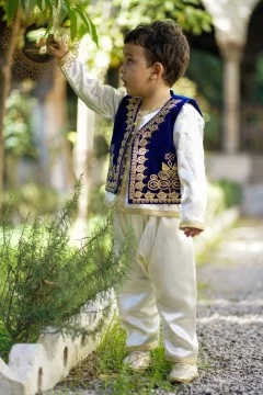 Yousef traditional outfit