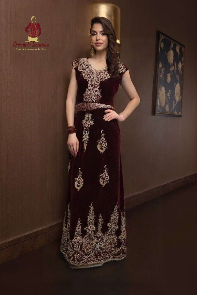 Vente en ligne de robe traditionnelle Algérienne en velours. collection 2025 Vente en ligne de robe traditionnelle Algérienne en velours. collection 2025