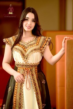 Robe Kabyle de cérémonie Mezyana en satin et foulard Robe Kabyle de cérémonie Mezyana en satin et foulard