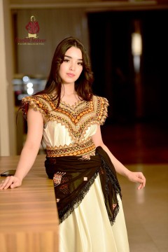 Robe Kabyle de cérémonie Mezyana en satin et foulard Robe Kabyle de cérémonie Mezyana en satin et foulard