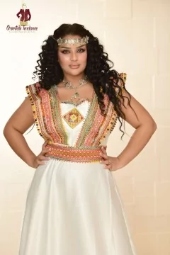 Ventre en ligne Robe Kabyle Tudert blanche en satin