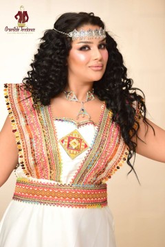 Ventre en ligne Robe Kabyle Tudert blanche en satin